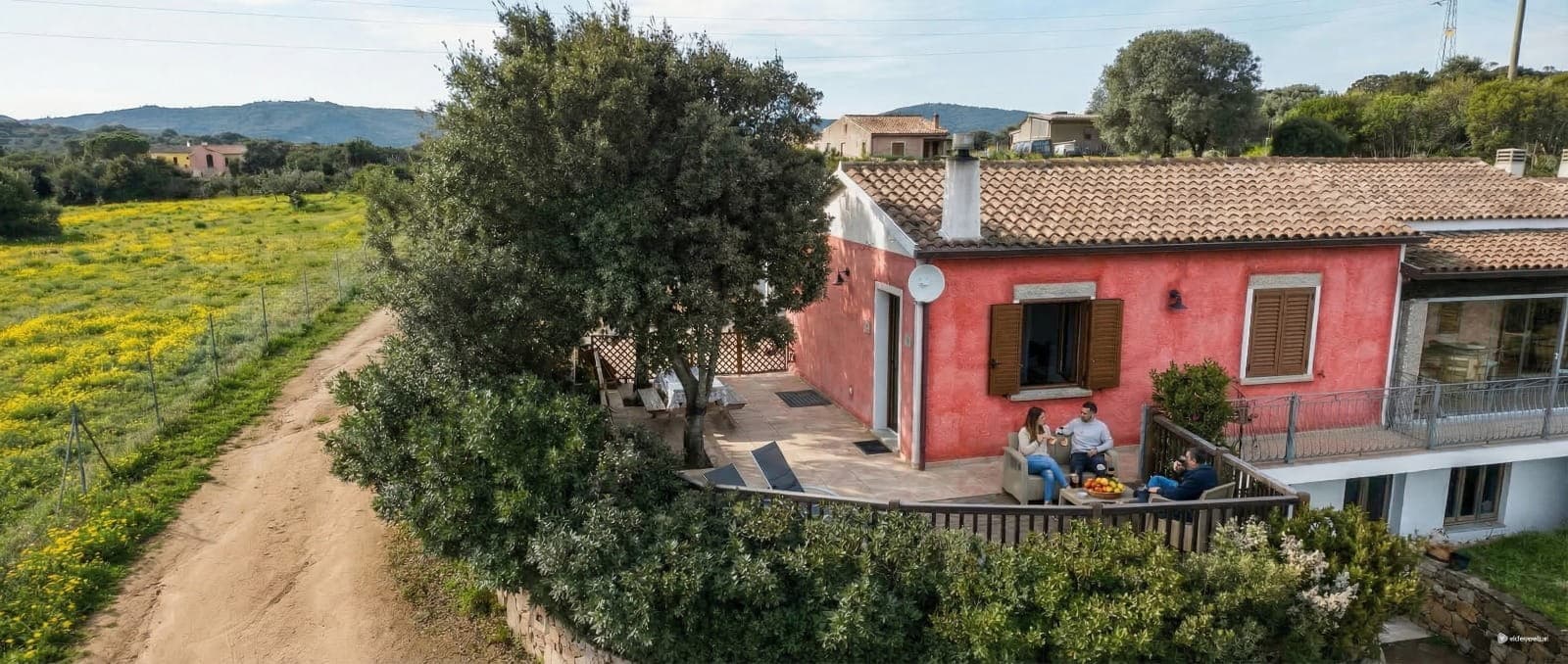 Vista panoramica dalla terrazza di VillaDea sulle colline sarde.