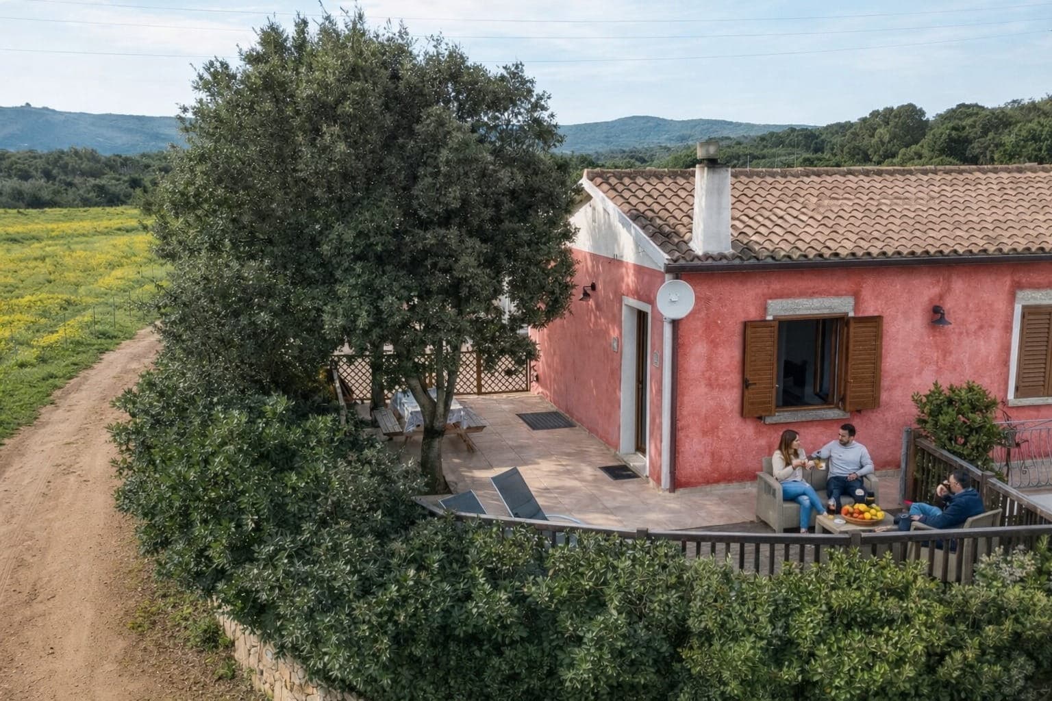 Vista panoramica dalla terrazza di VillaDea sulle colline sarde.